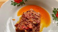 Begitu juga lauk lainnya seperti Dendeng Balado (Rp 23.000) yang berkiblat ke Minang, dagingnya empuk dan bumbu baladonya yang kuat menyerap hingga ke bagian dalam daging. Foto: detikFood
