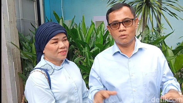 Faisal dan Dewi, orang tua Fuji.