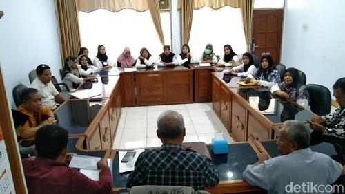 Para bidan pendidik di Kabupaten Bima yang lolos seleksi PPPK 2023, tapi belum diangkat, bertemu anggota DPRD Kabupaten Bima belum lama ini. (Dok. Rafiin/detikBali)