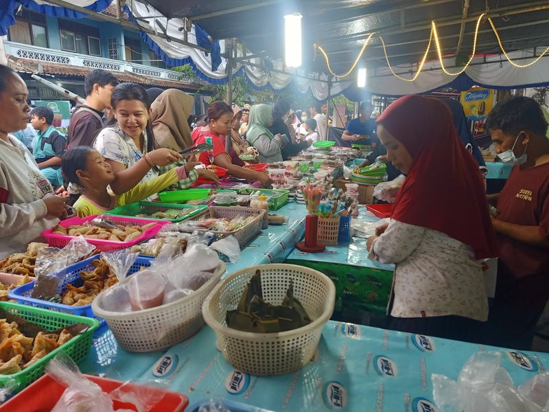 Pembeli mengantre saat membeli takjil di Pasar Ramadan Loloan Barat, Rabu (20/3/2024).
