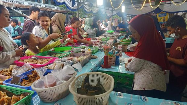 Pembeli mengantre saat membeli takjil di Pasar Ramadan Loloan Barat, Rabu (20/3/2024).