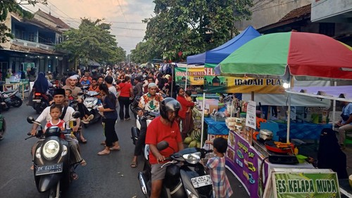 Pasar Ramadan Loloan Barat dipadati pembeli dan pedagang, Rabu (20/3/2024).