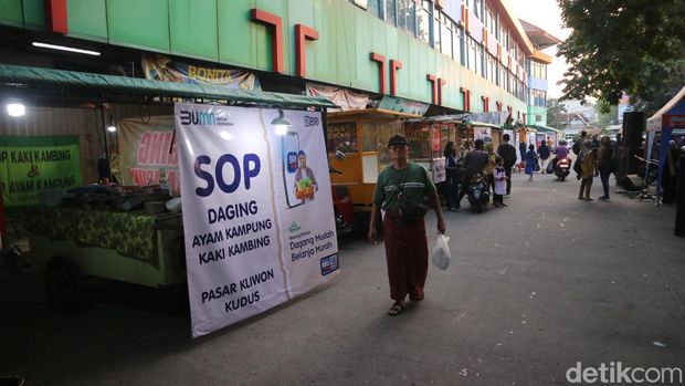 Pasar Ramadan yang digelar di depan kompleks Pasar Kliwon Kudus, Jumat (22/3/2024).