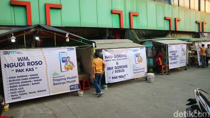 Pasar Ramadan yang digelar di depan kompleks Pasar Kliwon Kudus, Jumat (22/3/2024).