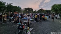 Dampak Gempa Tuban 6,5 tersebut pasien di RS Unair di evakuasi kelokasi aman yakni di halaman rumah sakit.