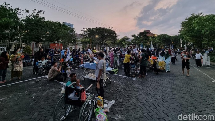 Pasien RS Unair di Evakuasi Dampak Gempa Tuban 6,5 Pasien RS Unair di Evakuasi Dampak Gempa Tuban 6,5