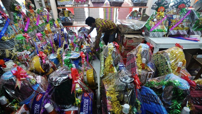 Pedagang Parsel Musiman di Bengkulu Pekerja menyusun parcel lebaran jualannya di salah satu toko pakaian di Kota Bengkulu, Bengkulu, Jumat (22/3/2024). Memasuki pekan kedua bulan Ramadhan 1445 Hijriah, sejumlah pemilik toko pakaian dan aneka makanan ringan ikut menjajakan parcel lebaran dengan kisaran harga mulai dari Rp250 ribu hingga Rp1,5 juta per buah sesuai isi dan ukuran. ANTARA FOTO/Muhammad Izfaldi/YU