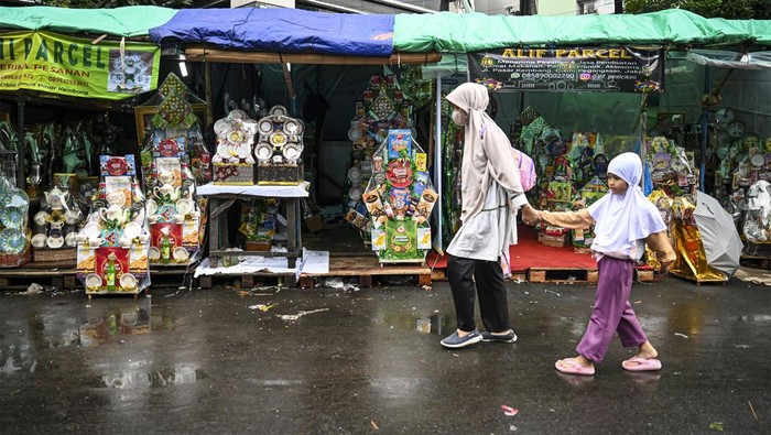 Pedagang Parsel Musiman di Cikini Jakarta Warga melintas di depan kios parsel, kawasan Cikini, Jakarta, Jumat, (22/3/2024). Pedagang parsel musiman di kawasan tersebut menjual harga parsel mulai dari ratusan ribu hingga jutaan rupiah tergantung dari isi paket dan model parsel yang diminta pembeli. ANTARA FOTO/Erlangga Bregas Prakoso/YU