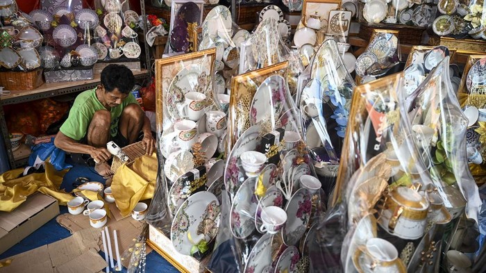 Pedagang Parsel Musiman di Cikini Jakarta Warga melintas di depan kios parsel, kawasan Cikini, Jakarta, Jumat, (22/3/2024). Pedagang parsel musiman di kawasan tersebut menjual harga parsel mulai dari ratusan ribu hingga jutaan rupiah tergantung dari isi paket dan model parsel yang diminta pembeli. ANTARA FOTO/Erlangga Bregas Prakoso/YU