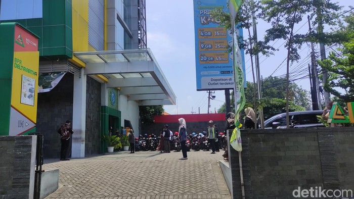 Pegawai bank di Sidoarjo berusaha menyelamatkan diri dari gedung lantai 5 saat gempa Tuban