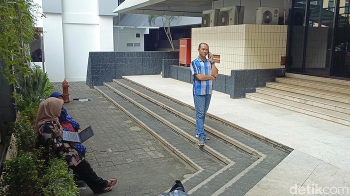 Pegawai kantor Gubernur Jateng memilih bekerja di luar usai gempa, Jumat (22/3/2024).
