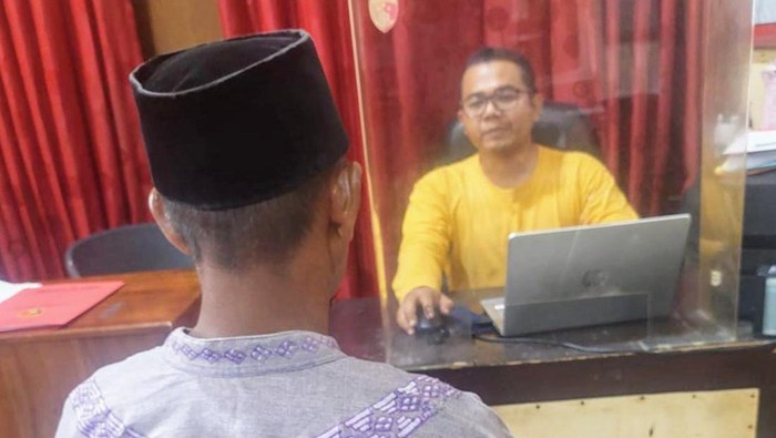 Pelaku pengedar bahan baku petasan di Situbondo saat diperiksa