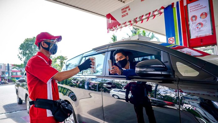 Pelanggan melakukan scan pembayaran melalui mypertamina.