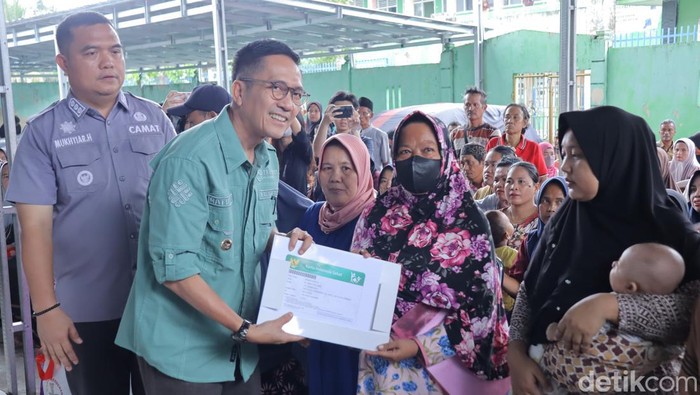 Pelayanan pembuatan KIS,KTP gratis dilakukan Pemkot Palembang dengan jemput bola ke Kecamatan Seberang Ulu I Palembang.