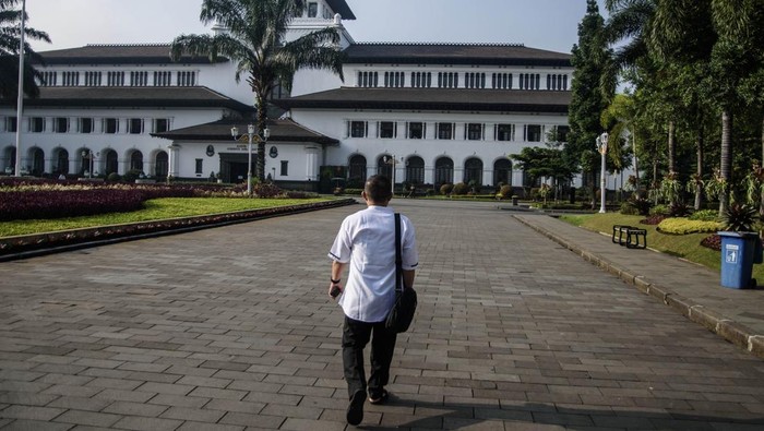 Petugas keamanan berjaga saat pemberlakuan Jumat bebas kendaraan bermotor (Friday Car Free) di Gedung Sate, Bandung, Jawa Barat, Jumat (22/3/2024). Pemprov Jawa Barat memberlakukan kebijakan bebas kendaraan bermotor setiap Jumat di lingkungan Gedung Sate bagi seluruh pegawai, ASN, dan masyarakat yang bertujuan memaksimalkan moda transportasi umum serta diharapkan terjadi penurunan volume kendaraan di Kota Bandung. ANTARA FOTO/Novrian Arbi/tom.