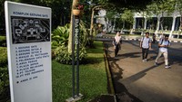 Pegawai berjalan di area parkiran kendaraan yang kosong saat pemberlakuan Jumat bebas kendaraan bermotor (Friday Car Free) di Gedung Sate, Bandung, Jawa Barat, Jumat (22/3/2024).