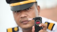 Masinis menunjukkan hasil dari tes alkohol yang dijalaninya di Stasiun Sidotopo, Surabaya, Jawa Timur, Jumat (22/3/2024).  