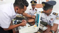 Petugas kesehatan mengukur tekanan darah masinis di Stasiun Sidotopo, Surabaya, Jawa Timur, Jumat (22/3/2024).