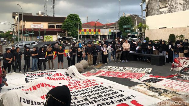 Aksi Koalisi Sejagad di Kawasan Tugu Pal Putih Jogja, Jumat (22/3) petang.