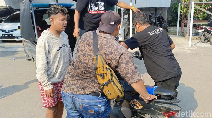 Pemotor yang membawa sajam di Flyover Jatingaleh Semarang, Ahmad Ridwan (kiri) diamankan di Mapolsek Semarang Utara sebelum dibawa ke Polrestabes Semarang, Jumat (22/3/2024).