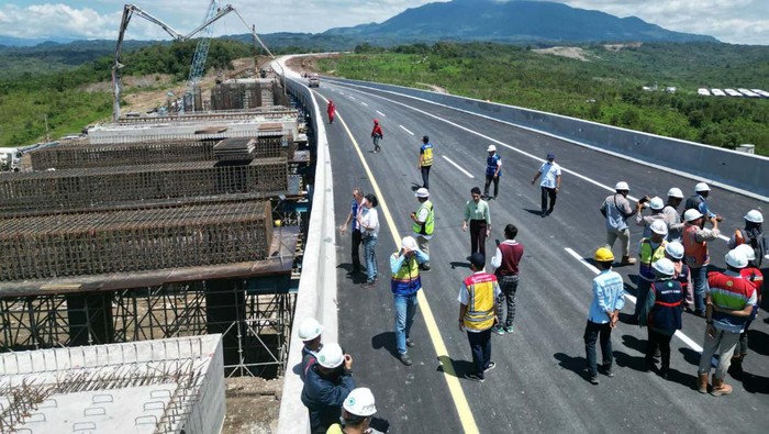 Penampakan Jembatan yang Dibangun Cuma 45 Hari PT Girder Indonesia yang merupakan anak usaha dari PT Citra Marga Nusaphala Persada Tbk (CMNP) mencatatkan namanya di Museum Rekor Indonesia (MURI) sebagai pemecah rekor atas penyelesaian pekerjaan Proyek Jembatan Gunung Puyuh di Tol Cisumdawu yang dilakukan dalam waktu singkat yaitu 45 (empat puluh lima) hari.