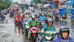Pemotor Mogok Terobos Banjir di Jl HOS Cokroaminoto Ciledug, Tangerang
