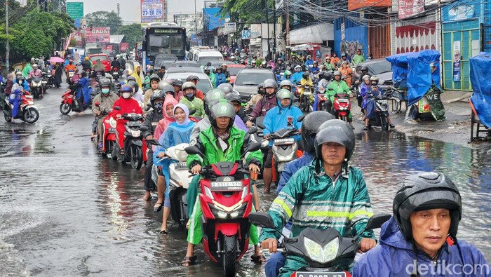 Pengendara Mogok Terobos Banjir di Jl HOS Cokroaminoto Banjir terjadi di Jl HOS Cokroaminoto Kota Tangerang, Jumat (22/3/2024). Pengendara motor terobos banjir ini, sejumlah motor mogok.