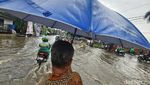 Pemotor Mogok Terobos Banjir di Jl HOS Cokroaminoto Ciledug, Tangerang