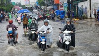 Sejumlah sepeda motor mogok saat menerobos banjir.  