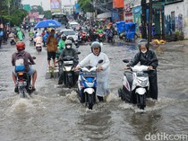 Pemotor Mogok Terobos Banjir di Jl HOS Cokroaminoto Ciledug, Tangerang