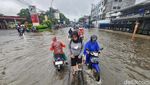 Pemotor Mogok Terobos Banjir di Jl HOS Cokroaminoto Ciledug, Tangerang