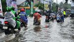 Pemotor Mogok Terobos Banjir di Jl HOS Cokroaminoto Ciledug, Tangerang