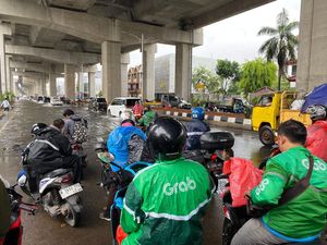 Cerita Driver Ojol Matikan Aplikasi Gegara Takut Terjebak Banjir di Jakut
