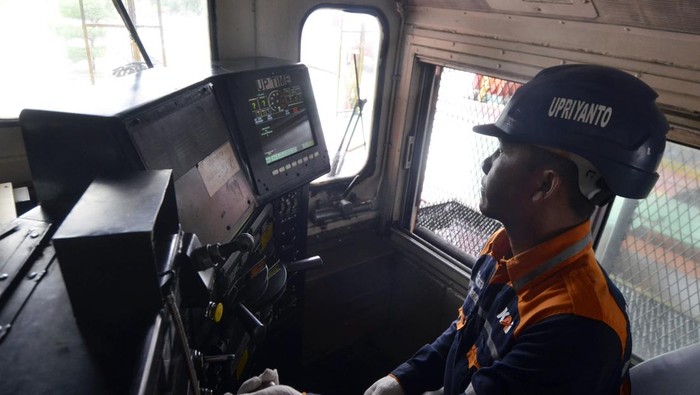 Petugas melakukan pengecekan di kabin masinis saat perawatan rutin di Depo Lokomotif Divre IV Tanjungkarang, Bandar Lampung, Lampung, Jumat (22/3/2024). Perawatan rutin dan kebersihan kereta api di Depo yang di kelola PT KAI Divre IV Tanjungkarang tersebut sebagai upaya untuk memberikan kenyamanan dan keamanan bagi penumpang termasuk saat arus mudik Lebaran 2024. ANTARA FOTO/Ardiansyah/tom.