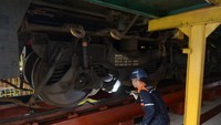 Petugas mengecek lokomotif kereta api saat perawatan rutin di Depo Lokomotif Divre IV Tanjungkarang, Bandar Lampung, Lampung, Jumat (22/3/2024).
