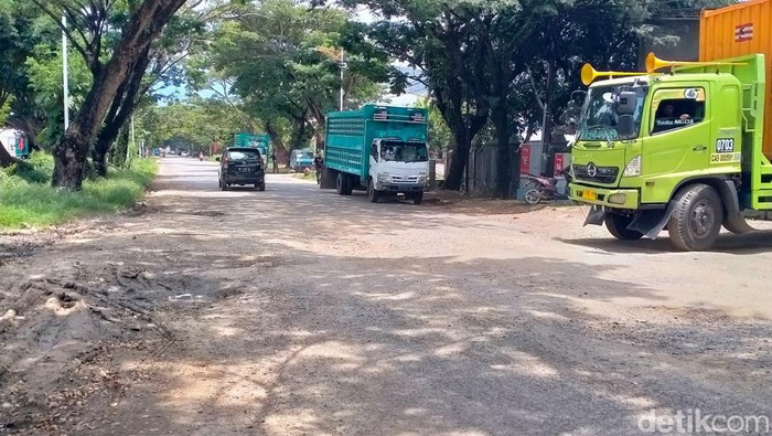 Perbaikan di Jalan Islamic Centre Palopo hanya ditambal.