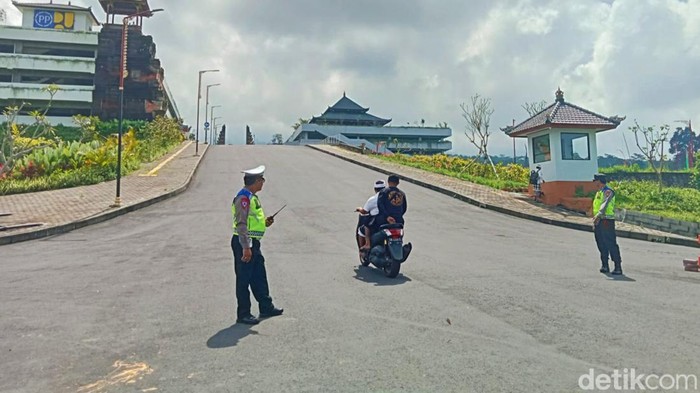 Personel kepolisian saat melakukan pengaturan lalu lintas di sekitar Pura Agung Besakih, Karangasem, Bali, Jumat (22/3/2024) (Foto: I Wayan Selamat Juniasa/detikBali)