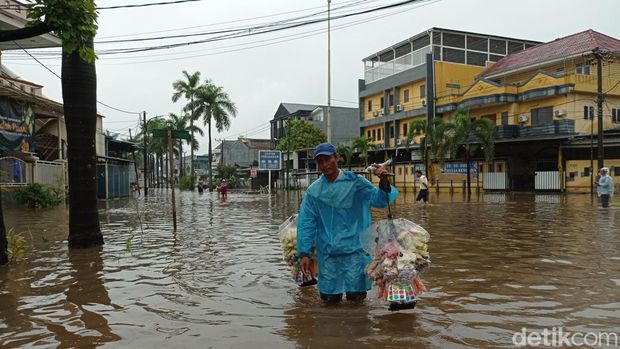 Perumahan Taman Kencana di Cengkareng, Jakarta Barat kembali dilanda banjir. Warga menyebut banjir terakhir kali terjadi pada 2016. (Taufiq/detikcom)