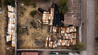 Pemandangan drone menunjukkan sisa-sisa peti mati bekas di antara sampah di Pemakaman Umum Santiago, Chile, Rabu (20/3/2024).  