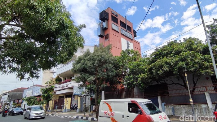 Penampakan hotel tertipis di Indonesia, Pitu Rooms, di Jalan Sukowati, Salatiga, Jumat (22/3/2024).
