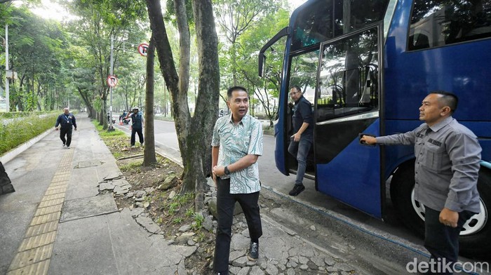 Pj Gubernur Jabar Bey Machmudin naik bus ke Gedung Sate, Jumat (22/3/2024).