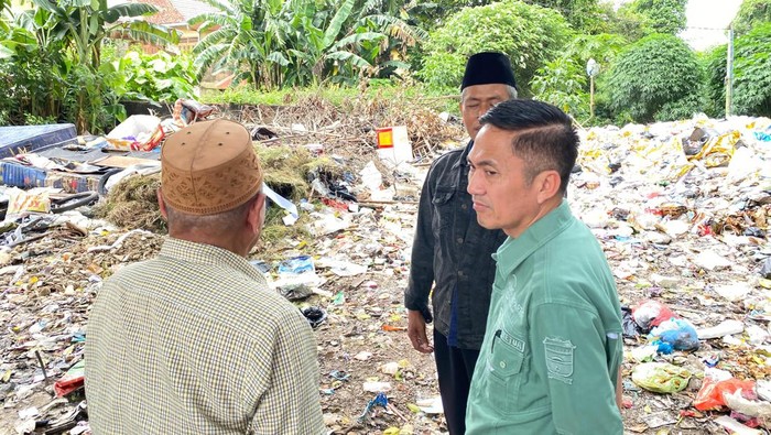 Pj Wali Kota Palembang Ratu Dewa melihat tumpukan sampah menggunung berada ditengah Kota tepat di rumah susun Kelurahan 24 Ilir Kecamatan Bukit Kecil Palembang.