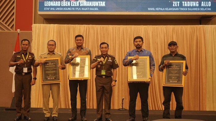Plh Kajati Sulsel Leonard Eben Ezer Simanjuntak memberikan penghargaan untuk 3 kepala daerah.