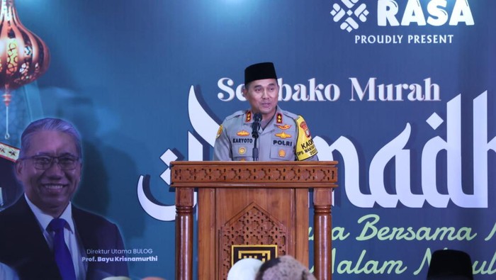 Polda Metro Jaya menggelar bazar sembako murah.