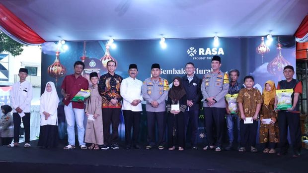 Polda Metro Jaya menggelar bazar sembako murah.