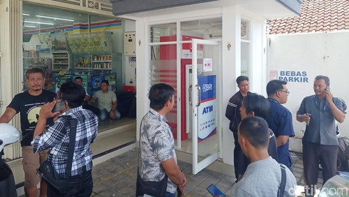 Polisi melakukan olah TKP lokasi percobaan pembobolan ATM di areal toko modern Jalan Raya Denpasar-Gilimanuk, Kecamatan Negara, Jembrana, Bali, Jumat (22/3/2024). (I Putu Adi Budiastrawan/detikBali)