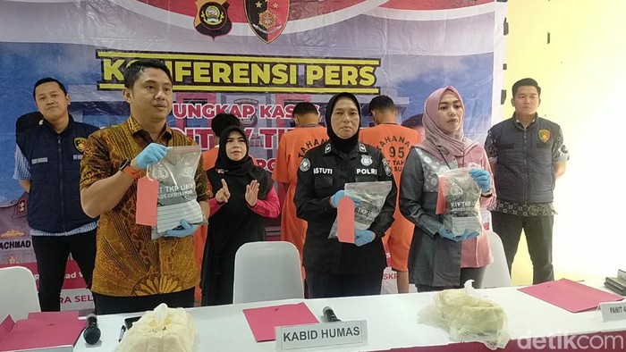 Polisi memperlihatkan barang bukti batu bara yang diamankan dari 3 pelaku.