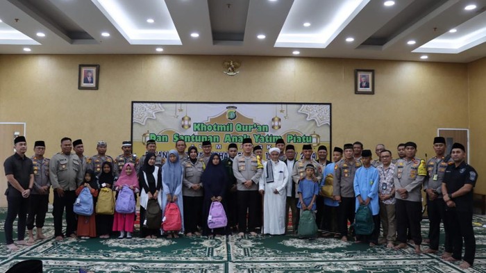 Polres Bandara Soekarno-Hatta menggelar khotmil Quran dan pemberian santunan kepada anak-anak yatim piatu.