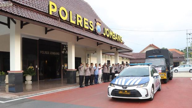 polres jombang batu korban bajir demak dan kudus