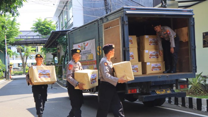 Polres Tuban kirim bantuan ke korban banjir ke Demak Jateng Polres Tuban kirim bantuan ke korban banjir ke Demak Jateng